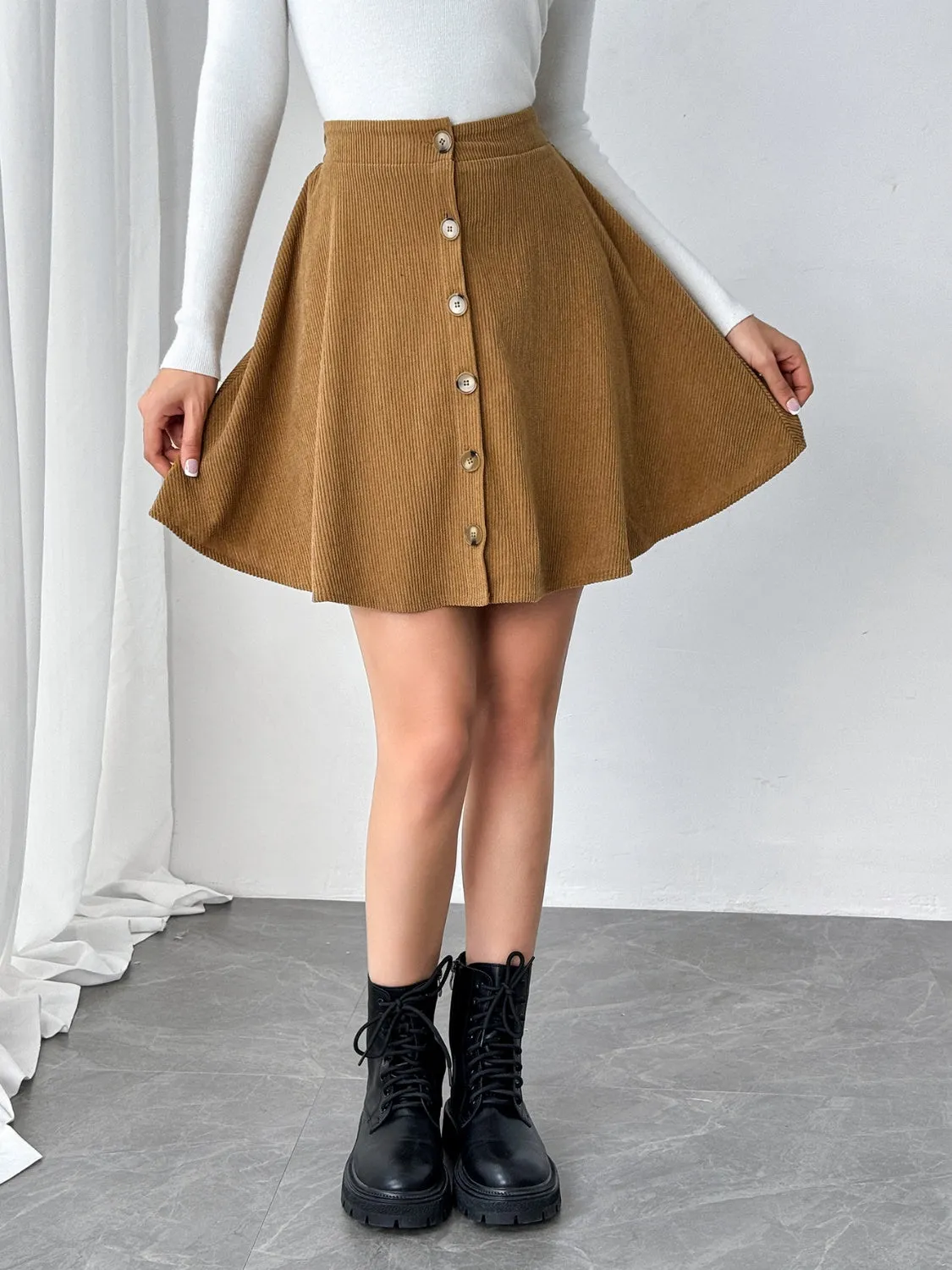Buttoned Mini Skirt | Fall Fashion | Winter Fashion | Fashion Trends