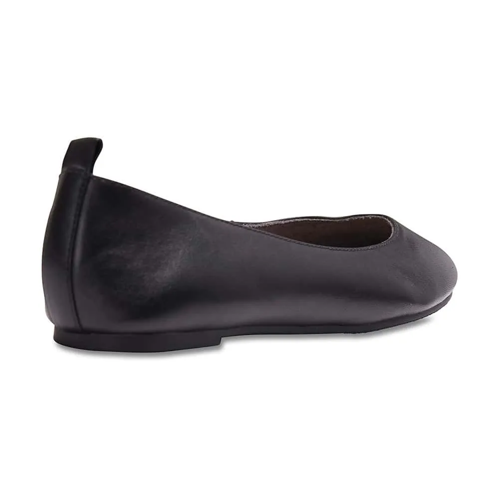 Gaze Flat in Black Leather