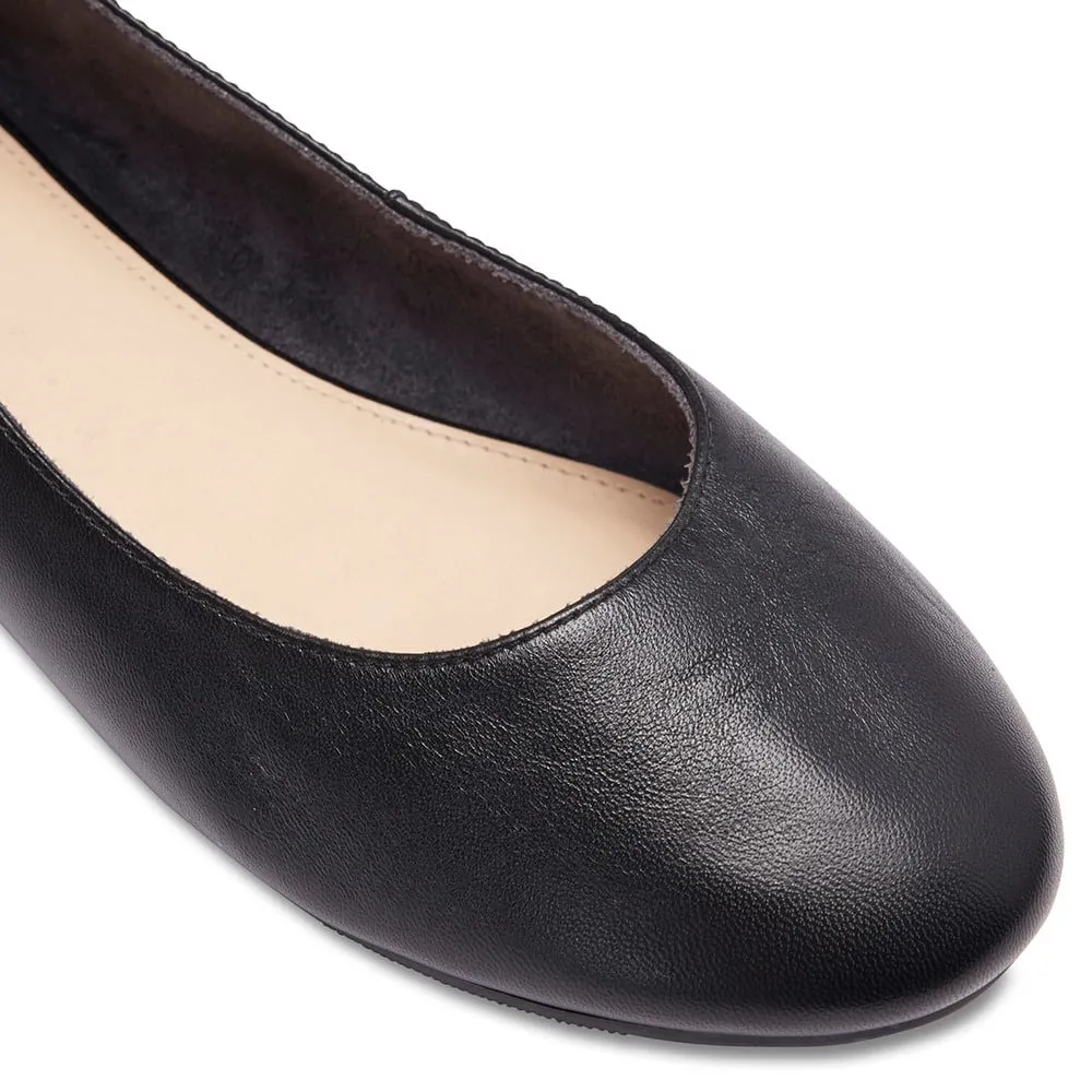 Gaze Flat in Black Leather