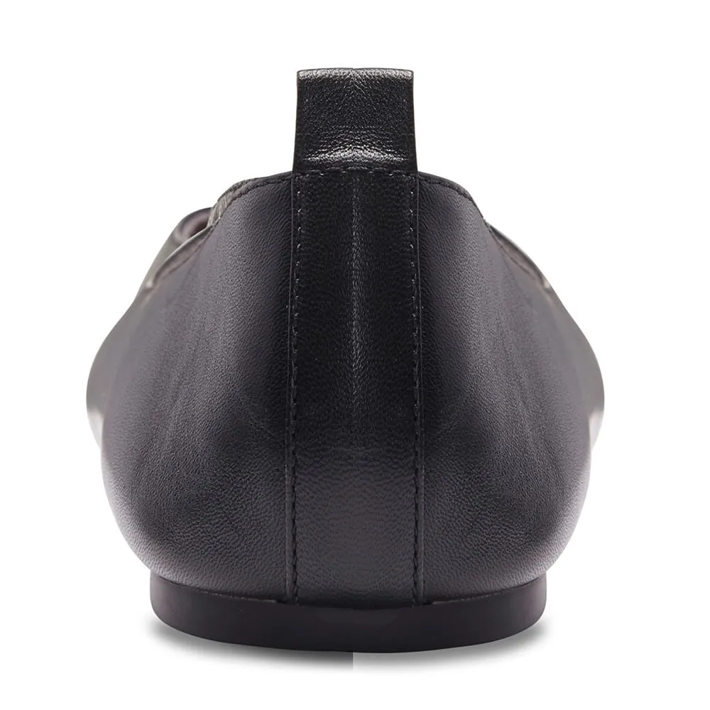 Gaze Flat in Black Leather