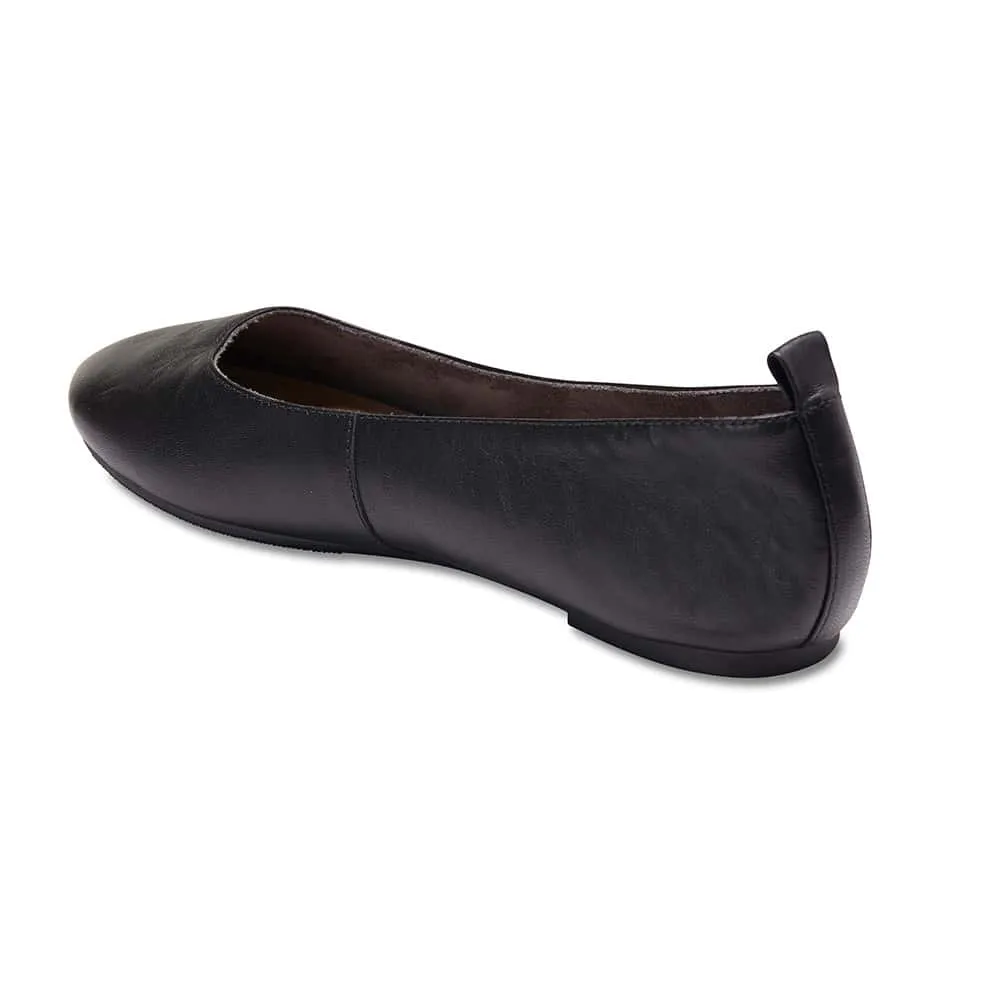 Gaze Flat in Black Leather
