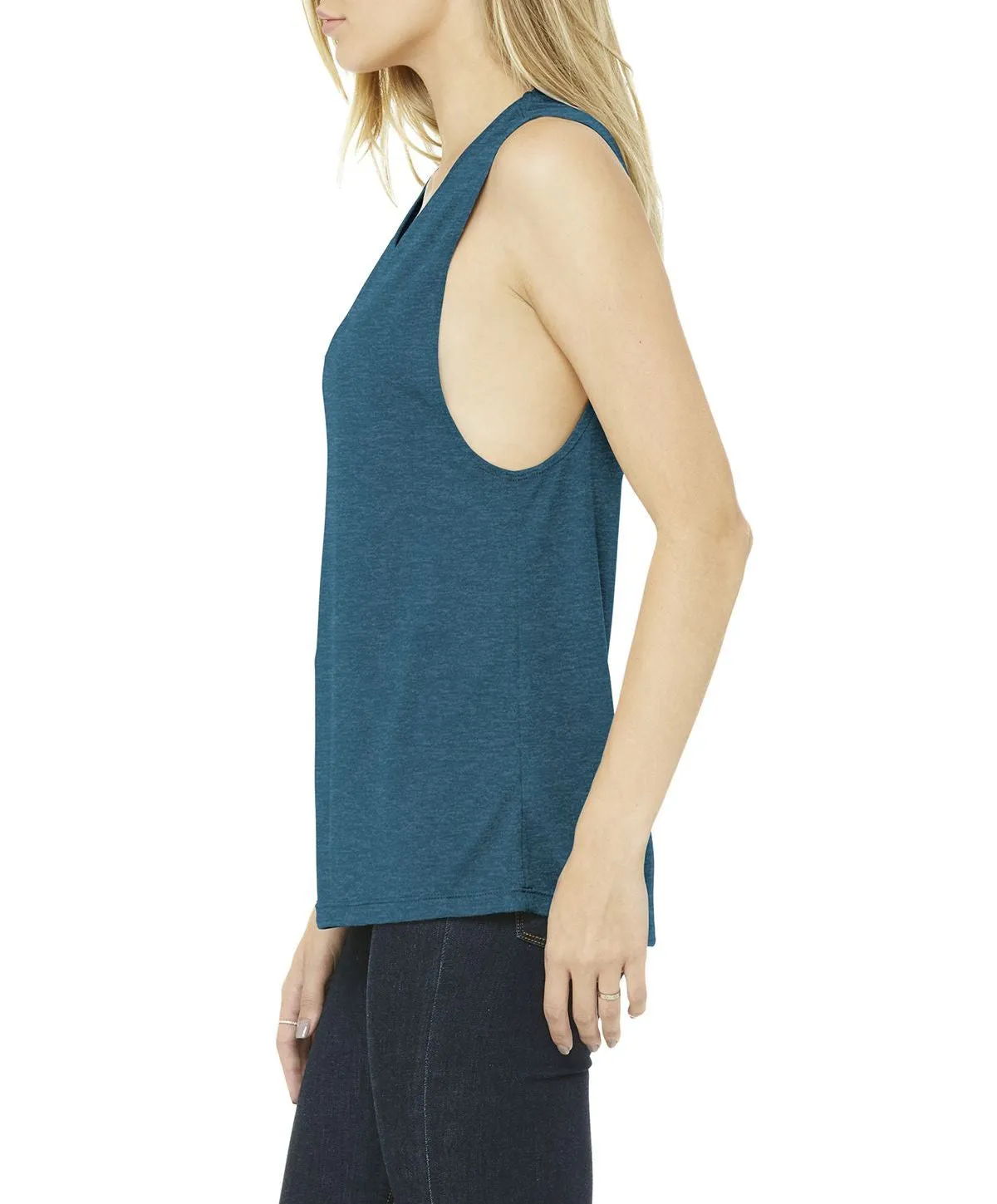 Women's Sleeveless Flowy Scoop Neck Muscle Tank with Curved Hem
